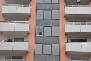 Die Feuerwehr schlug ein Fenster im Treppenhaus ein. (Foto: Frank)