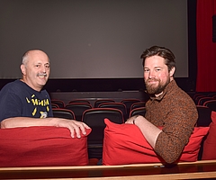 An ihrem Lieblingsort, dem Saal 1 des Uetersener Burg Kinos: Inhaber Bernd Keichel (links) und der Uetersener Gerrit Gronau, Absolvent der Filmuniversität Babelsberg Konrad Wolf in Potsdam. (Foto: Frank)