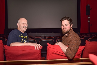 An ihrem Lieblingsort, dem Saal 1 des Uetersener Burg Kinos: Inhaber Bernd Keichel (links) und der Uetersener Gerrit Gronau, Absolvent der Filmuniversität Babelsberg Konrad Wolf in Potsdam. (Foto: Frank)