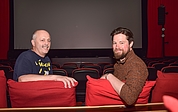 An ihrem Lieblingsort, dem Saal 1 des Uetersener Burg Kinos: Inhaber Bernd Keichel (links) und der Uetersener Gerrit Gronau, Absolvent der Filmuniversität Babelsberg Konrad Wolf in Potsdam. (Foto: Frank)