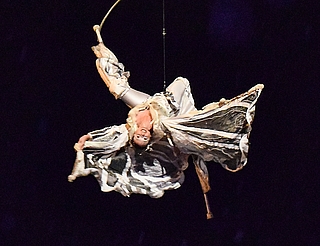 Eine Luftakrobatin tanzte im Engelskostüm am Himmel über Elmshorn, gehalten von fast unsichtbaren Seilen am Haken eines Krans. (Foto: Frank)