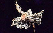 Eine Luftakrobatin tanzte im Engelskostüm am Himmel über Elmshorn, gehalten von fast unsichtbaren Seilen am Haken eines Krans. (Foto: Frank)