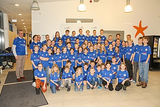 Diese junge Schwimmerinnen und Schwimmer zeigen deutlich, aus welcher Stadt sie kommen. Links Elmshorns Stadtwerkeleiter und ehemaliger Leistungsschwimmer Sören Schuhknecht. (Foto: Strandmann )