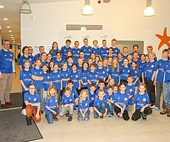 Diese junge Schwimmerinnen und Schwimmer zeigen deutlich, aus welcher Stadt sie kommen. Links Elmshorns Stadtwerkeleiter und ehemaliger Leistungsschwimmer Sören Schuhknecht. (Foto: Strandmann )