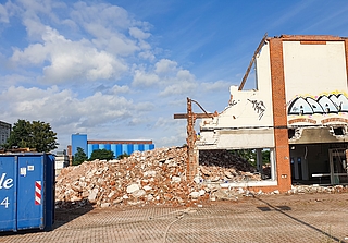 Vom ehemaligen Sky-Gebäude stehen nur noch Reste. Im Hintergrund das blaue Silo der Köllnflockenwerke. (Foto: Strandmann)