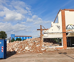 Vom ehemaligen Sky-Gebäude stehen nur noch Reste. Im Hintergrund das blaue Silo der Köllnflockenwerke. (Foto: Strandmann)
