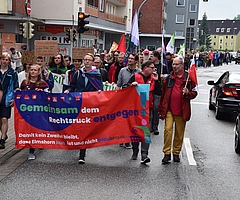 Mehr als 200 Menschen zogen mit Plakaten durch den Wedenkamp. (Foto: Frank)