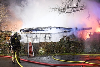 Die Einsatzkräfte löschten das Feuer mit Wasser und Schaum. (Foto: KFV Pinneberg)