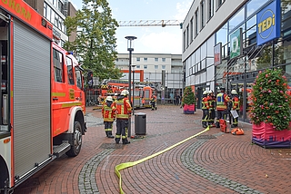 Die Freiwillige Feuerwehr Elmshorn rückte mit fünf Fahrzeugen auf den Alten Markt an. (Foto: Frank)