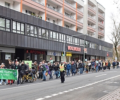 Etwa 200 Klimaschützer ziehen mit Polizeigeleit durch den Wedenkamp in Elmshorn. (Foto: Frank)