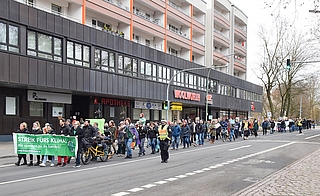 Etwa 200 Klimaschützer ziehen mit Polizeigeleit durch den Wedenkamp in Elmshorn. (Foto: Frank)