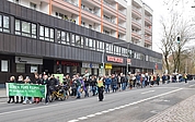 Etwa 200 Klimaschützer ziehen mit Polizeigeleit durch den Wedenkamp in Elmshorn. (Foto: Frank)