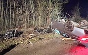 Nach dem Unfall lag das Auto auf dem Dach auf dem Seitenstreifen. Der Motorblock war herausgerissen. (Foto: Glindmeyer/Kreisfeuerwehrverband)