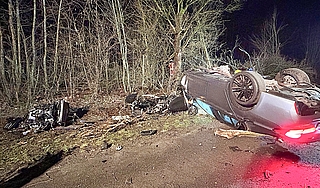 Nach dem Unfall lag das Auto auf dem Dach auf dem Seitenstreifen. Der Motorblock war herausgerissen. (Foto: Glindmeyer/Kreisfeuerwehrverband)