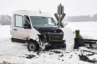 Die AKN stieß den Transporter zur Seite und beschädigte dessen Front stark. (Foto: Frank)