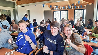 Auf dem Programm stand zum Beispiel die Knotenkunde. (Foto: Elmshorner Ruder-Club)