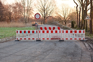 Die Brücke über dem Orthbrookgraben ist nach einem Unfall gesperrt worden. (Foto: Frank)