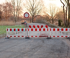 Die Brücke über dem Orthbrookgraben ist nach einem Unfall gesperrt worden. (Foto: Frank)