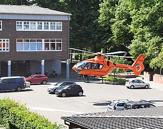 Der Rettungshubschrauber landete zwischen geparkten Autos auf dem Schulhof der Bismarchschule Elmshorn. (Foto: Frank)