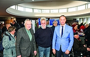 So war es im vorigen Jahr bei der Eröffnung der Seniorenmesse: Bürgervorsteher Andreas Hahn (v. li.), Detlev Hantel, Vorsitzender des Seniorenrats der Stadt Elmshorn, und 1. Stadtrat Dirk Moritz begrüßten die Besucher. (Foto: Strandmann)