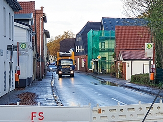 Dieses Archivfoto zeigt die Austraße in Barmstedt, entstand aber im November. Bei dem tödlichen Unfall am Dienstag, 10. Februar, war ein Radfahrer in derselben Richtung wie der Laster unterwegs und stürzte ungefähr an der Stelle, an der der Lkw zu sehen ist. Aber dieser war nicht am Unfall beteiligt, da das Foto mehrere Monate davor entstand. (Archiv: Strandmann)