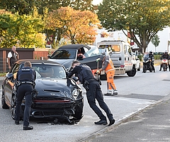Zwei Polizeibeamte versuchten, einen Mini Cooper an den Straßenrand zu schieben, doch der Wagen bewegte sich nicht. (Foto: Frank)