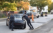 Zwei Polizeibeamte versuchten, einen Mini Cooper an den Straßenrand zu schieben, doch der Wagen bewegte sich nicht. (Foto: Frank)
