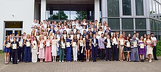 Strahlende Gesichter: Die glücklichen Absolventinnen und Absolventen der Elsa-Brändström-Schule in Elmshorn halten ihre Abitur-Zeugnisse und Rosen in den Händen. (Foto: Frank)