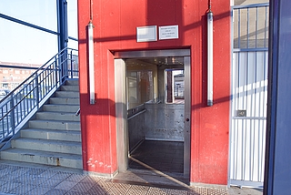 Der Aufzug am Tornescher Bahnhof auf der Seite des Rewe-Markts läuft wieder. Die Anlage an dem gegenüberliegenden Gleis wurde repariert. (Foto: Frank)
