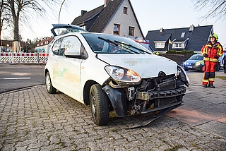 Dieser VW eines Lieferdienstes prallte auf der Kreuzung Meßtorffstraße, Bergstraße in die Fahrerseite eines Mercedes. Wehrführer Frank Girnus leitete den Einsatz. (Foto: Frank)