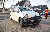Dieser VW eines Lieferdienstes prallte auf der Kreuzung Meßtorffstraße, Bergstraße in die Fahrerseite eines Mercedes. Wehrführer Frank Girnus leitete den Einsatz. (Foto: Frank)