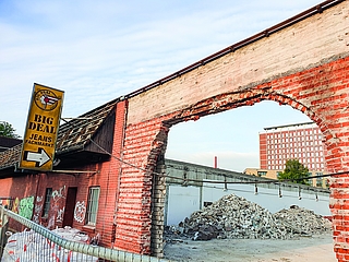 Der Ausbau des Zwangsarbeiter-Tors an der Berliner Straße ist erst der Anfang des Abrisses der Gebäude. (Foto: Strandmann)