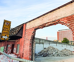 Der Ausbau des Zwangsarbeiter-Tors an der Berliner Straße ist erst der Anfang des Abrisses der Gebäude. (Foto: Strandmann)