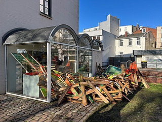 Dieses Foto entstand vor dem Diebstahl: Das entwendete Gemälde ist vor dem Torhaus am Geländer der Krückau zu sehen. (Foto: Kunstverein Elmshorn)