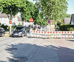 Die Reuterstraße ist teilweise halbseitig gesperrt. Die Baustelle reichte am 6. Juni 2023 bis zur Einmündung in die Straße Sonntagsmoor. (Foto: Frank)