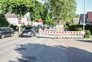 Die Reuterstraße ist teilweise halbseitig gesperrt. Die Baustelle reichte am 6. Juni 2023 bis zur Einmündung in die Straße Sonntagsmoor. (Foto: Frank)