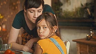Der Film „Von der Flüchtigkeit eines Geschmacks“ zeigt, wie Antonia (Anna Schumacher, links) und ihre Tochter Félie (Annabell Wessel) den Tod von Félies Vater verarbeiten. (Foto: Ulrike von Au)