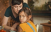 Der Film „Von der Flüchtigkeit eines Geschmacks“ zeigt, wie Antonia (Anna Schumacher, links) und ihre Tochter Félie (Annabell Wessel) den Tod von Félies Vater verarbeiten. (Foto: Ulrike von Au)