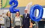 20 Jahre YES-Messe: Michaela Bagger (links, Vorsitzende der Arbeitsagentur Elmshorn, Messe-Organisatorin Nadine Fehlberg und Bürgermeister Dirk Woschei eröffneten die Veranstaltung in der Sporthalle des Ludwig-Meyn-Gymnasiums. (Foto: Frank)