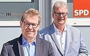 Ralf Stegner (links) bewirbt sich für die Direktkandidatur der SPD bei der Bundestagswahl 2025. SPD-Kreisvorsitzender Thomas Hölck unterstützt ihn darin. (Foto: SPD)