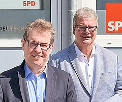 Ralf Stegner (links) bewirbt sich für die Direktkandidatur der SPD bei der Bundestagswahl 2025. SPD-Kreisvorsitzender Thomas Hölck unterstützt ihn darin. (Foto: SPD)