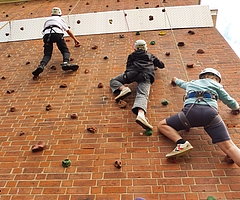 Nur ein Programmpunkt: Das Klettern an der 10,50 Meter hohen Wand an der Jugendbildungsstätte in Barmstedt. (Foto: KJR)