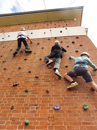 Nur ein Programmpunkt: Das Klettern an der 10,50 Meter hohen Wand an der Jugendbildungsstätte in Barmstedt. (Foto: KJR)