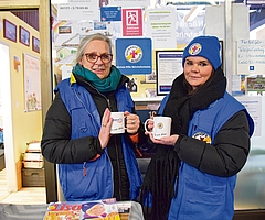 Ohne dicke Daunenjacke, Weste, Schal und Mütze geht‘s nicht: Susanne Eulrich (links) und Anna Federmann von der Bahnhofsmission halten sich am heißen Kaffee fest. (Foto: Frank)