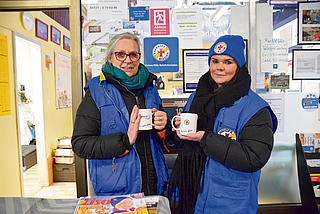 Ohne dicke Daunenjacke, Weste, Schal und Mütze geht‘s nicht: Susanne Eulrich (links) und Anna Federmann von der Bahnhofsmission halten sich am heißen Kaffee fest. (Foto: Frank)