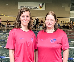 So strahlen Sieger: Frauke S. (links), Altersklasse 30, und Tanja Schwindt-Urbanczyk, Altersklasse 45, belegten jeweils den 1. Platz in ihrer Altersklasse. (Foto: Corinna von Appen-Wehde)