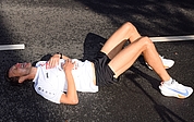 Nach dem 10- und dem 5-Kilometer-Lauf legte sich der Doppelsieger Pascal Dethlefs zum Verschnaufen erstmal auf den Asphalt. (Foto: Frank)