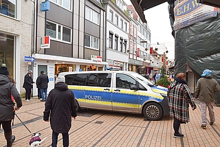 Ein Streifenwagen der Polizei steht in der Königstraße. Die Polizei will das Sicherheitsgefühl der Menschen verbessern. (Foto: Frank)