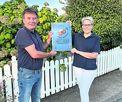 Laden in das Herzhorner Dörpshuus ein: Wehrführer Thies Behrend und Feuerwehrfrau Kerstin Grossmann. (Foto: Gitta Schröder)