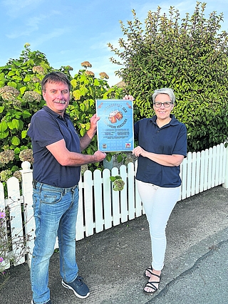 Laden in das Herzhorner Dörpshuus ein: Wehrführer Thies Behrend und Feuerwehrfrau Kerstin Grossmann. (Foto: Gitta Schröder)